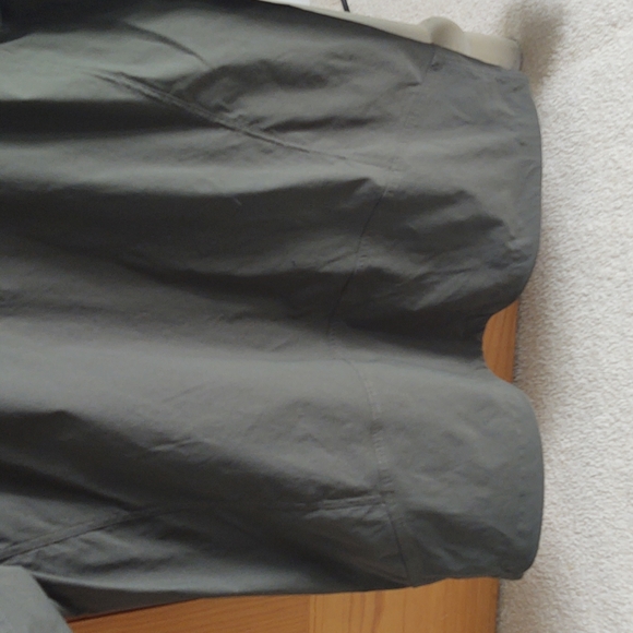 Eddie Bauer lightweight green jacket in size medium. - Picture 5 of 5